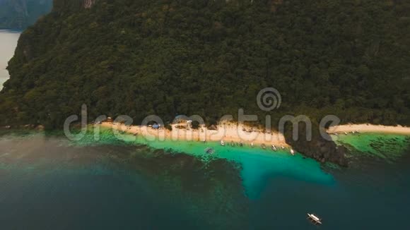 带船的热带海滩鸟瞰热带岛屿视频的预览图