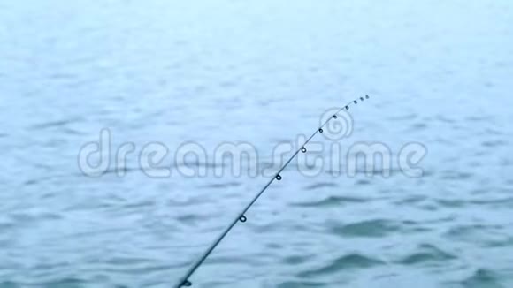 河上的钓鱼竿钓竿等鱼视频的预览图