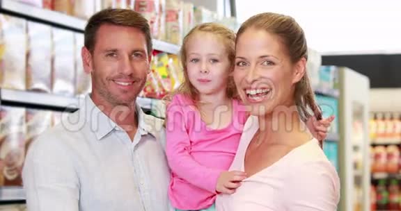 超市里的幸福家庭视频的预览图