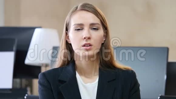 头痛办公室里的紧张女人视频的预览图