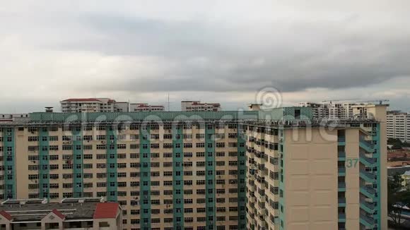 在新加坡的公寓里乌云密布视频的预览图