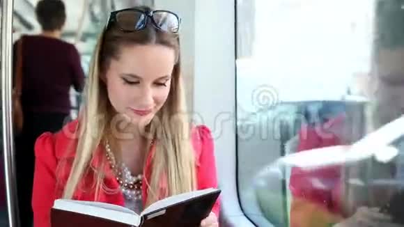 金发女郎乘电车看书视频的预览图