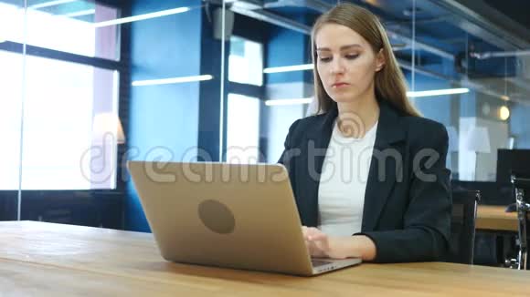 女人思考与手提电脑工作视频的预览图