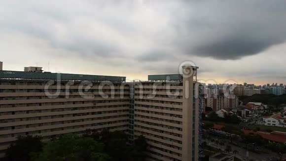 在新加坡的公寓里乌云密布视频的预览图