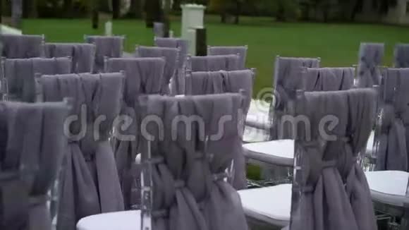 户外婚礼的椅子视频的预览图
