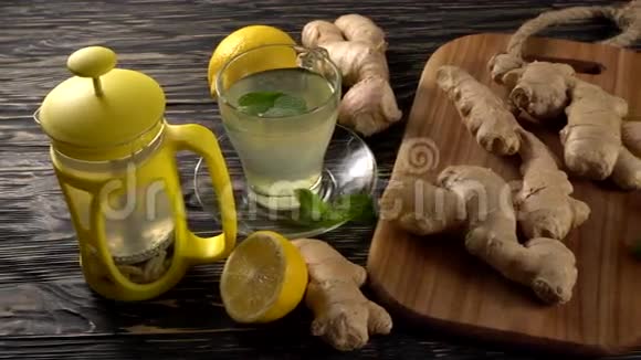 木制背景上有柠檬薄荷和蜂蜜的姜茶视频的预览图