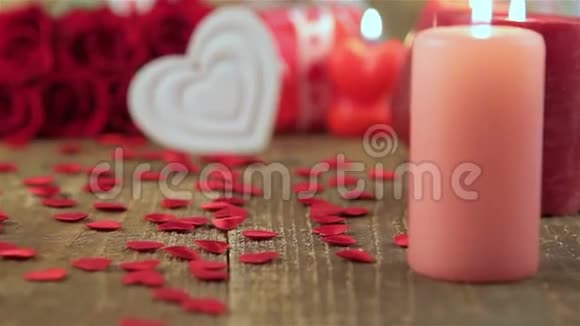 木制背景的红玫瑰和心形图案视频的预览图