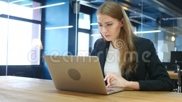 失落沮丧紧张的女人在笔记本电脑上工作视频的预览图