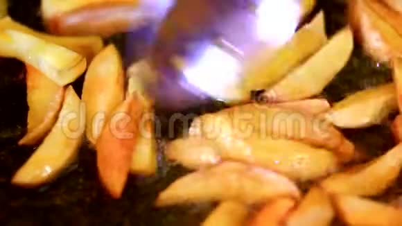 烹饪美味的炸土豆视频的预览图