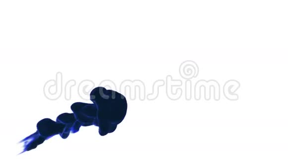 蓝色墨水滴在水中用阿尔法面具溶解在缓慢的运动中使用它作为背景过渡或覆盖3d视频的预览图