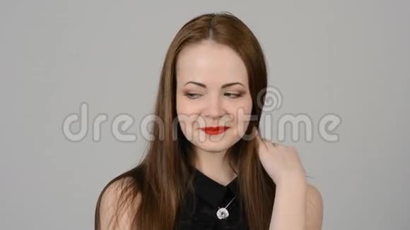 一幅美丽的年轻女子微笑的肖像情感视频的预览图
