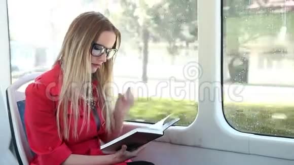 美丽的女人乘电车读书视频的预览图