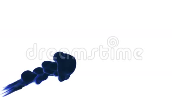 蓝色墨水滴在水中用阿尔法面具溶解在缓慢的运动中使用它作为背景过渡或覆盖3d视频的预览图