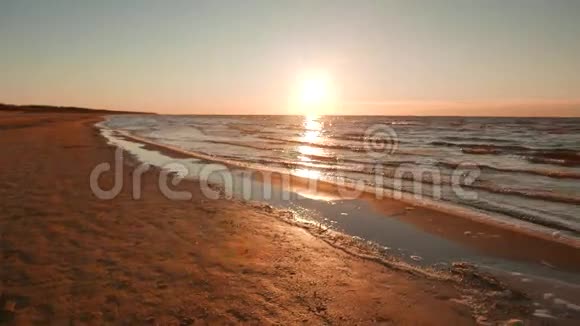 日落时美丽的夏日海滩视频的预览图