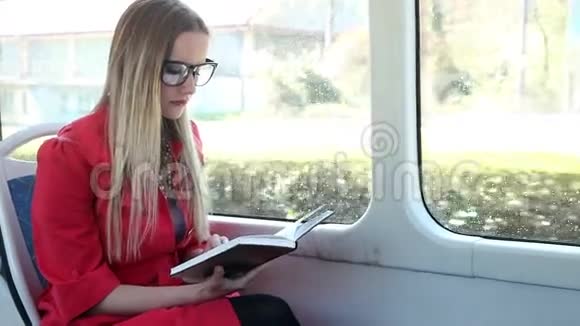 美丽的女人乘电车读书视频的预览图