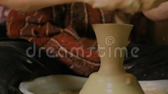 陶工作坊内的专业陶工整形杯视频的预览图