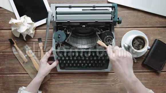 有复古写字机的作家视频的预览图