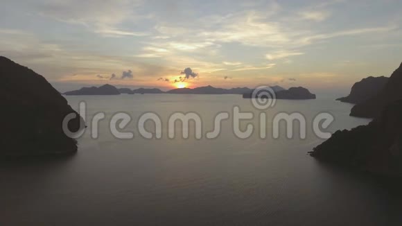 日落时美丽的海湾空中观景视频的预览图