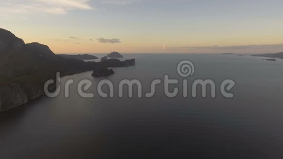 日落时美丽的海湾空中观景视频的预览图