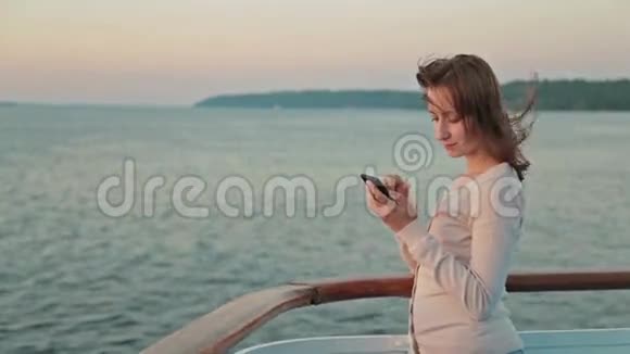 在游轮上用手机的女人视频的预览图