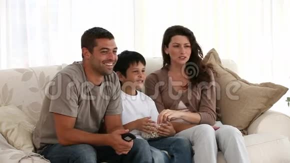 家人在沙发上看电视视频的预览图