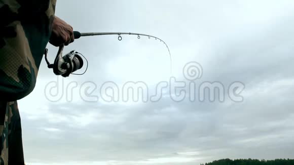 渔夫旋转钓鱼卷轴钓鱼的渔夫视频的预览图