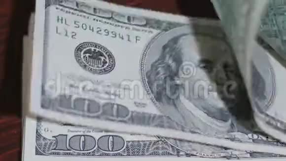 一张桌子上的百元钞票视频的预览图