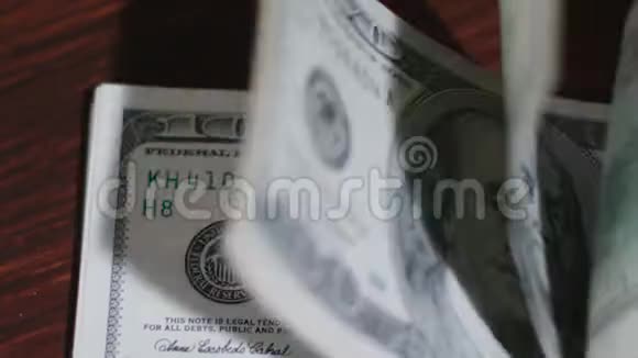 一张桌子上的百元钞票视频的预览图