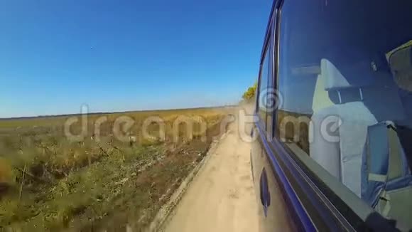 在农村快速驾驶汽车视频的预览图