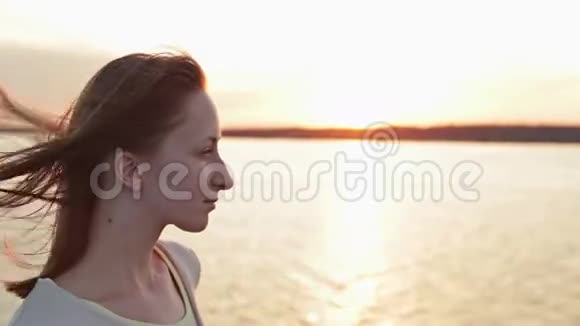 日落时在游轮上的年轻女子视频的预览图