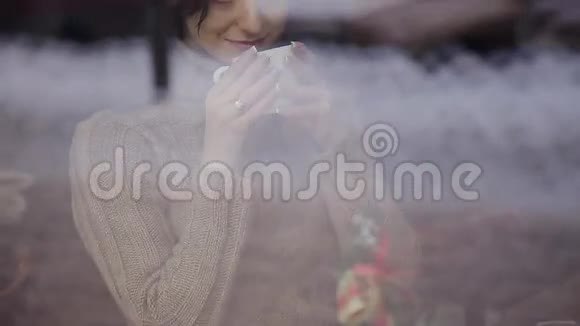 女孩在咖啡馆里喝咖啡视频的预览图