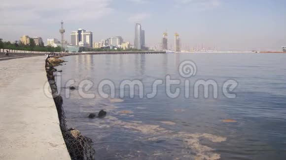 阿塞拜疆巴库银行里海和摩天大楼视频的预览图