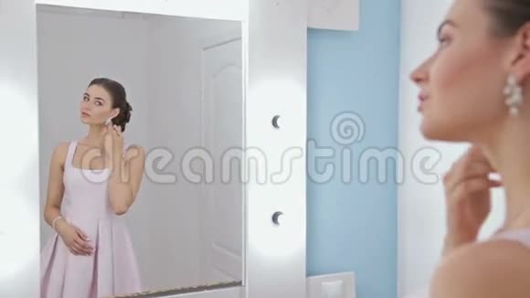 化妆看镜子里的倒影修头发的女人的肖像视频的预览图