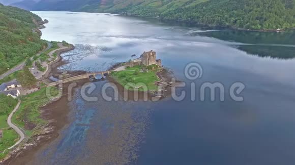 Dornie对历史悠久的EileanDonan城堡的鸟瞰视频的预览图