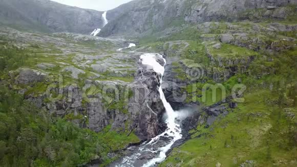 从无人驾驶飞机上看到的雨天挪威山区瀑布视频的预览图