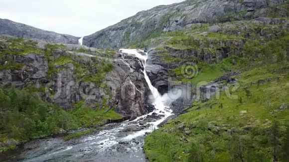 从无人驾驶飞机上看到的雨天挪威山区瀑布视频的预览图