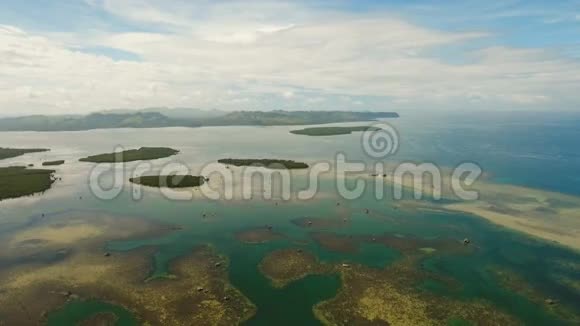 鸟瞰热带泻湖大海沙滩热带岛屿波霍尔菲律宾视频的预览图