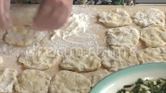 做馅饼的祖母和孙子视频的预览图