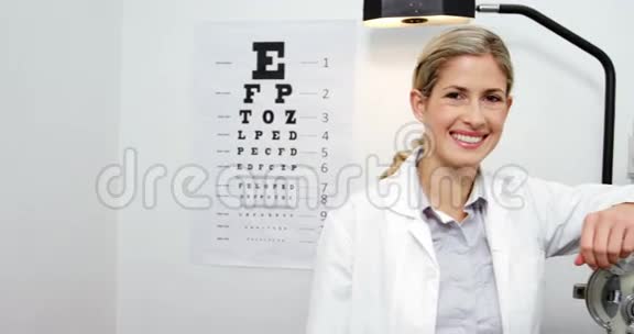 美丽的验光师站在眼科诊所视频的预览图