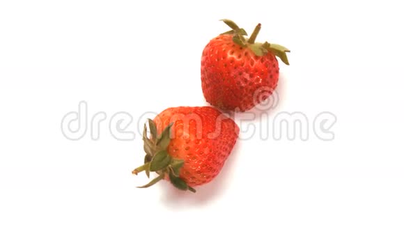 两个草莓视频的预览图