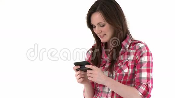 可爱的年轻女人用手机发短信视频的预览图