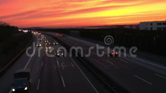 黄昏时公路上的交通视频的预览图