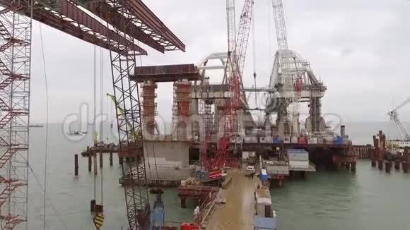 桥的施工修建跨海峡铁路和汽车桥的工程设施视频的预览图