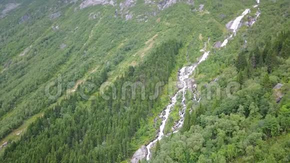 从无人驾驶飞机上看到的雨天挪威山区瀑布视频的预览图