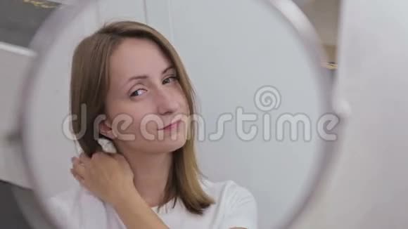 年轻漂亮的女人修头发视频的预览图
