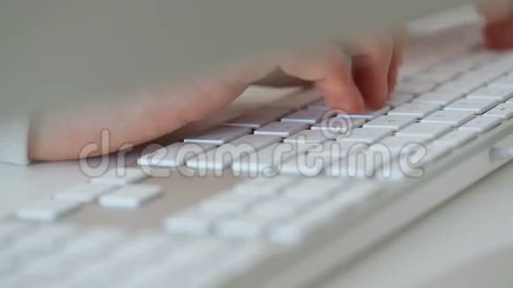 手在键盘上打字视频的预览图
