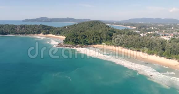 鸟瞰热带岛屿海滩视频的预览图