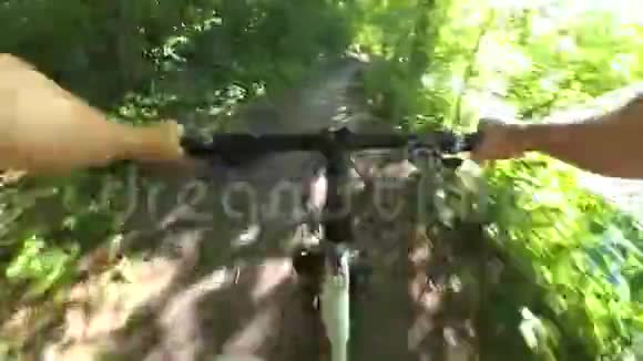 人骑自行车动作相机视频的预览图