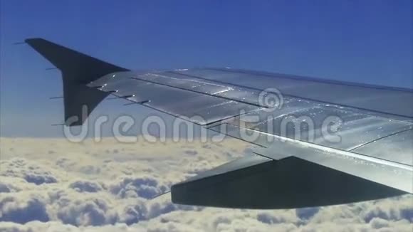 透过窗户看到飞机的机翼视频的预览图