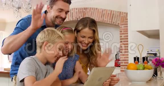微笑的家庭使用平板电脑视频的预览图
